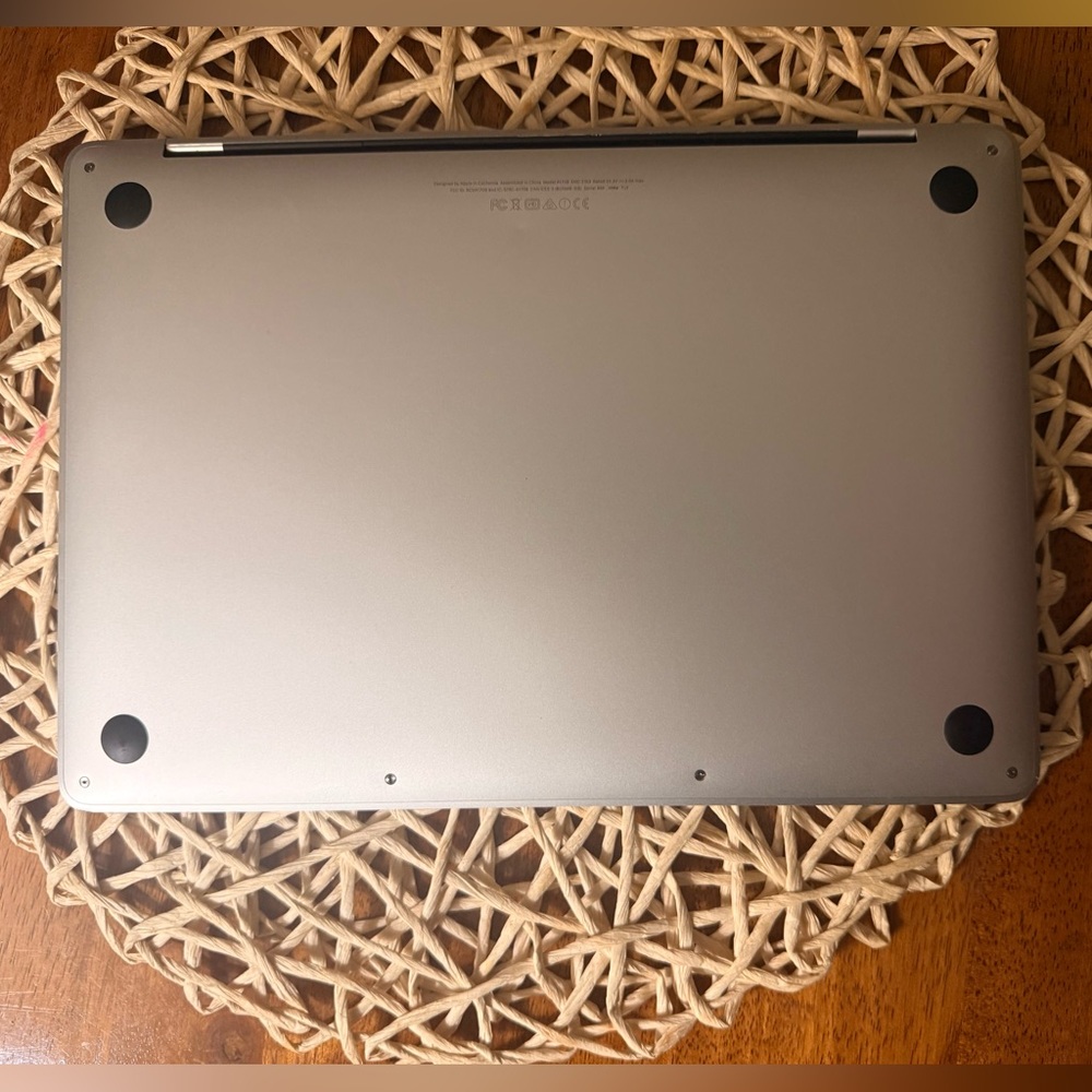 Apple MacBook in Elegant Silver - Picture 7 of 7